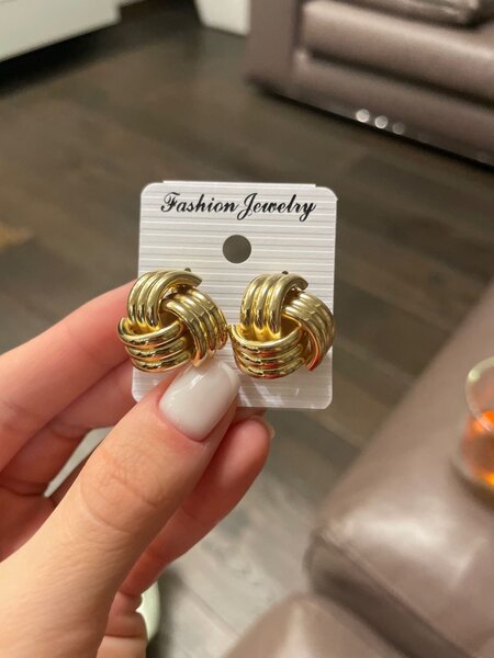 Boucles d'oreilles dorées élégantes