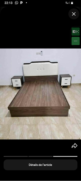 Lit moderne en bois avec table