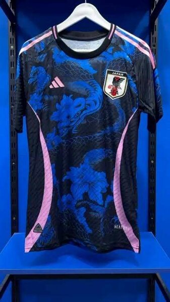 Maillot de football bleu et rose