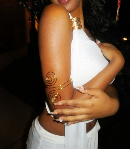 Bracelets de bras dorés