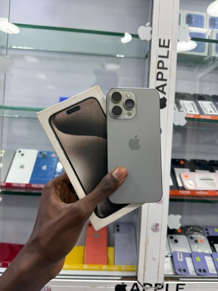 15 Pro max 256go CE avec carto