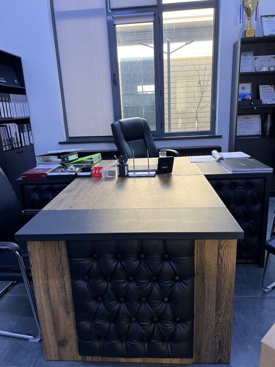 Стол для руководителя, в отличном состоянии