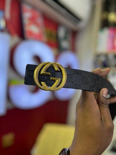 Ceinture avec boucle dorée élégante