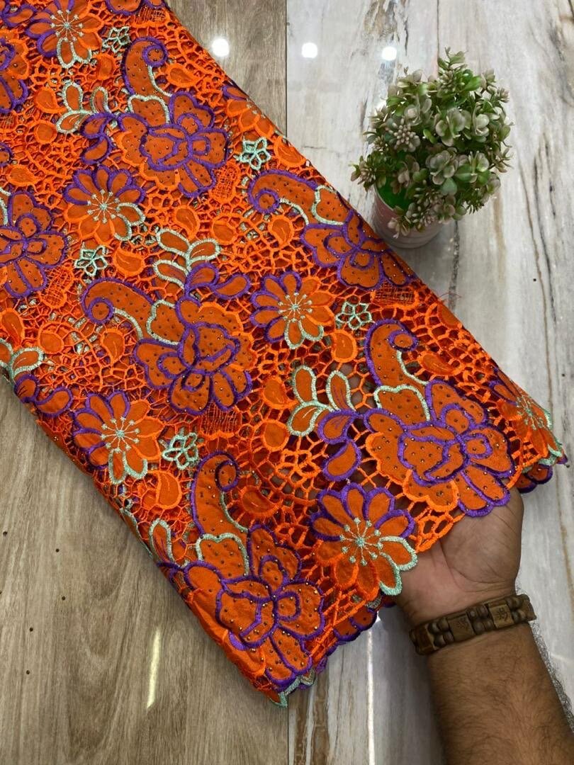 Dentelle brodée florale colorée