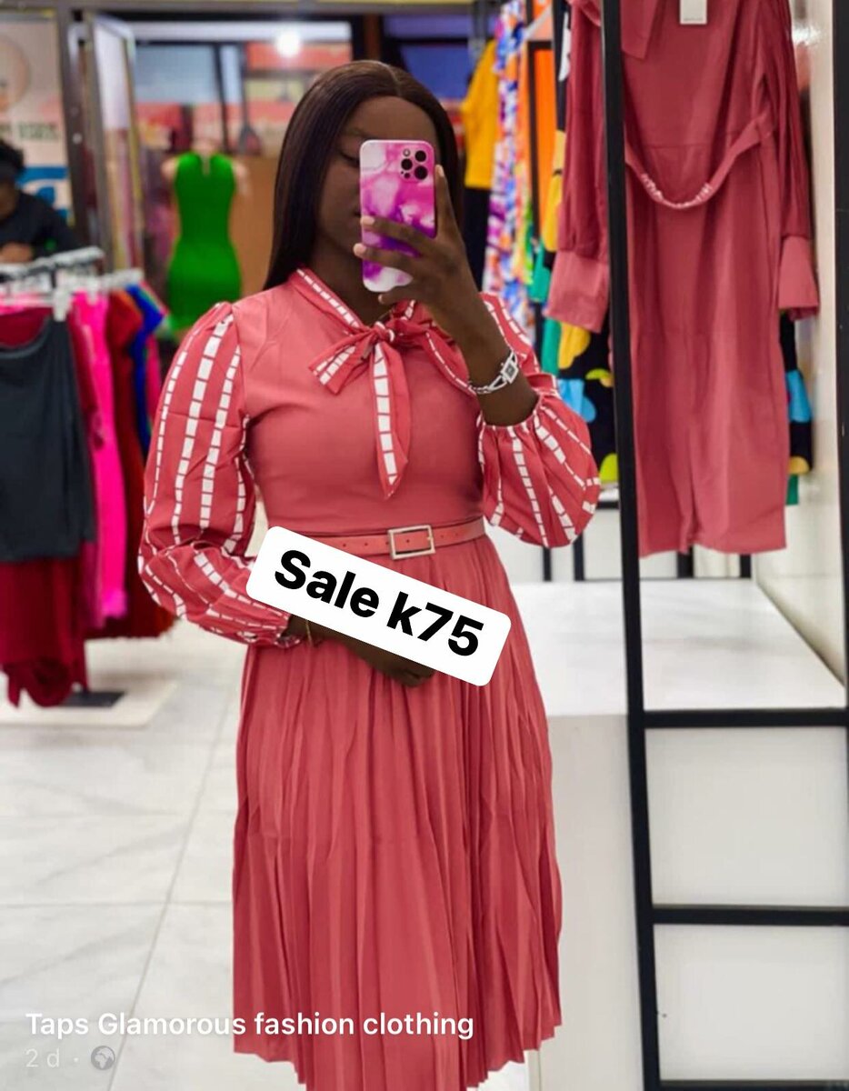 Coral-colored dress with white decoration on the sleeves