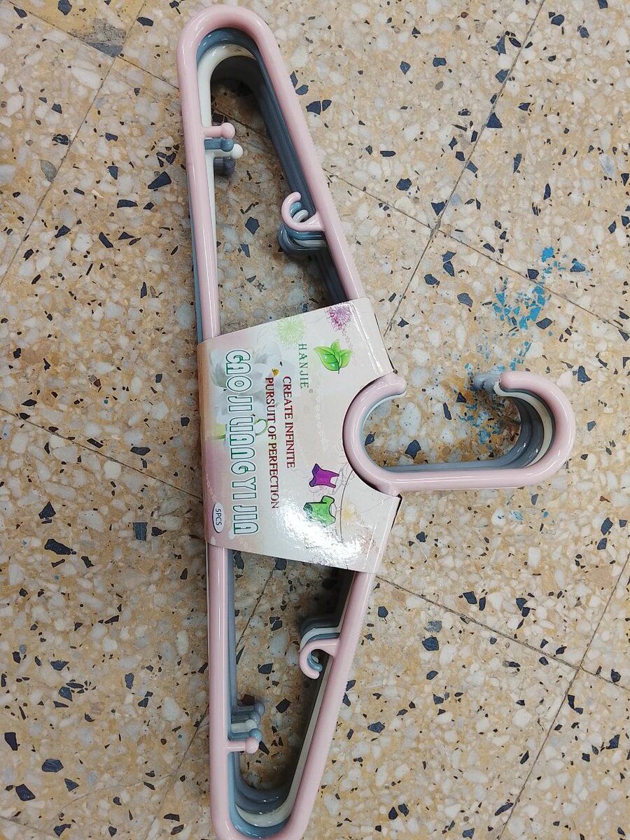 Cintres en plastique rose 5 pièces