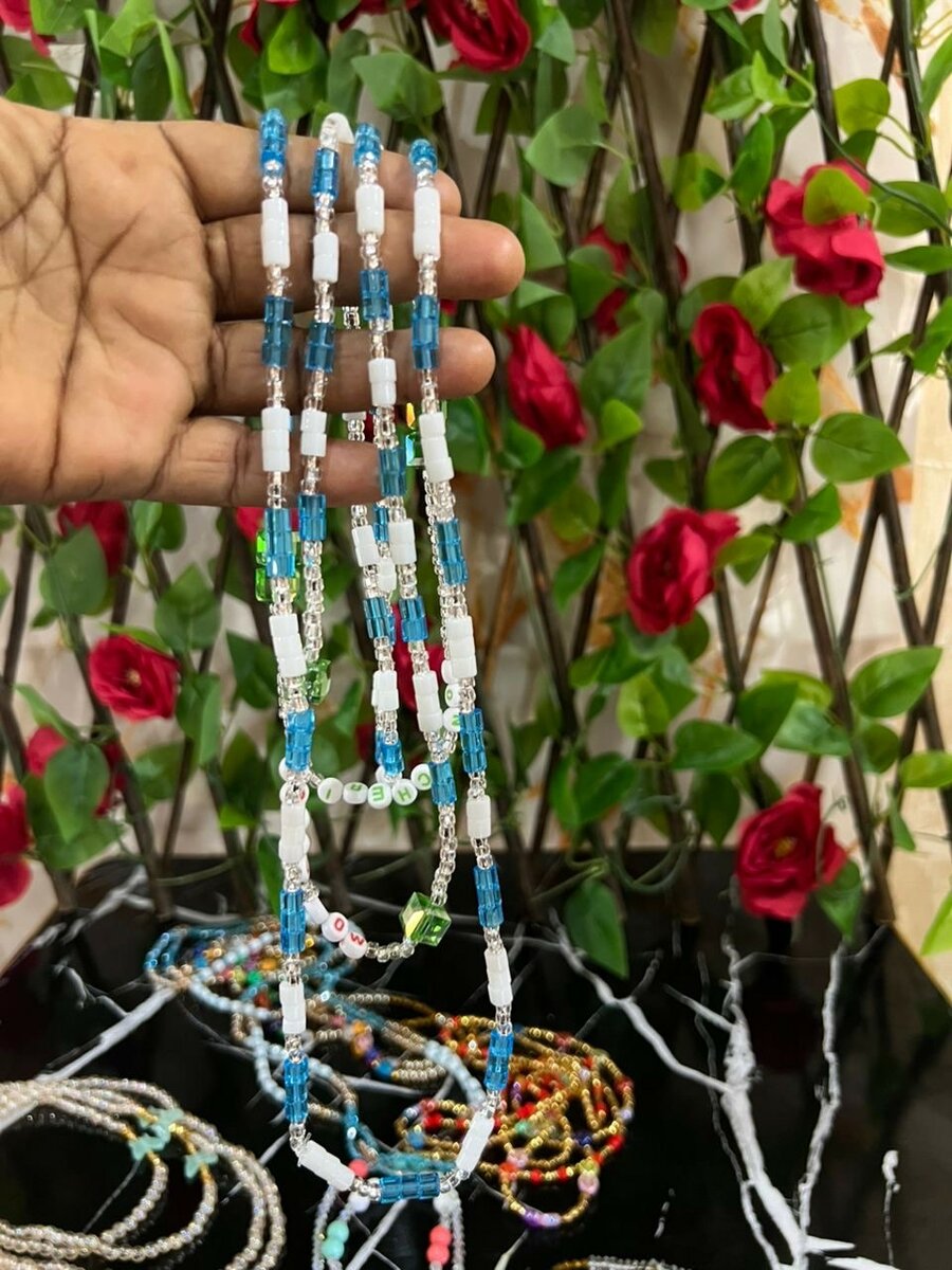 Colliers de perles colorés élégants