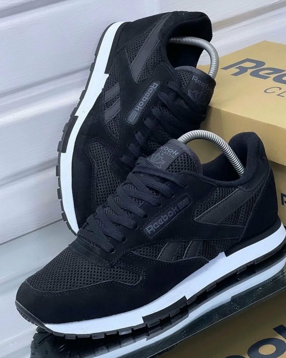 Reebok Classic - Black & White