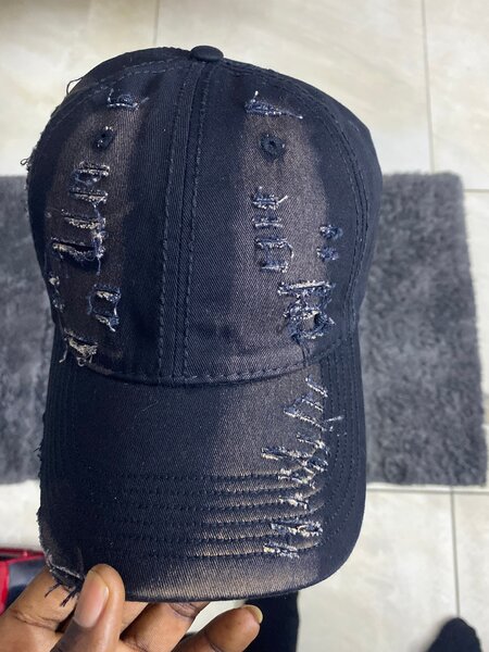 Casquette noire déchirée