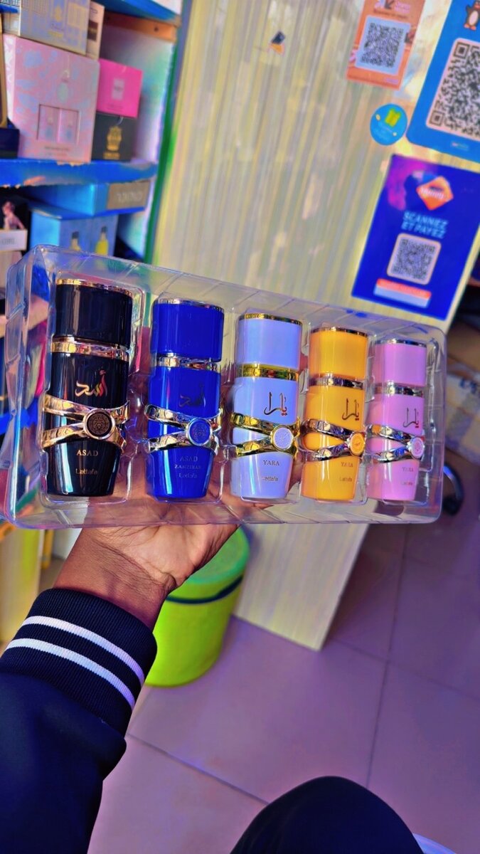 Ensemble de parfums mixtes colorés