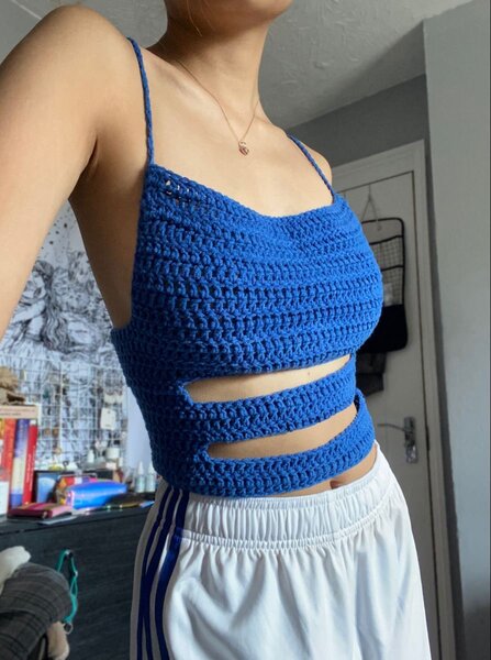 Top crochet bleu à découpe