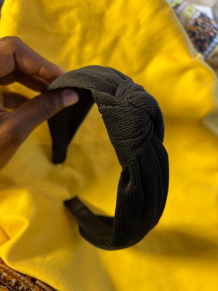 Bandeau Noir Torsadé Élégant