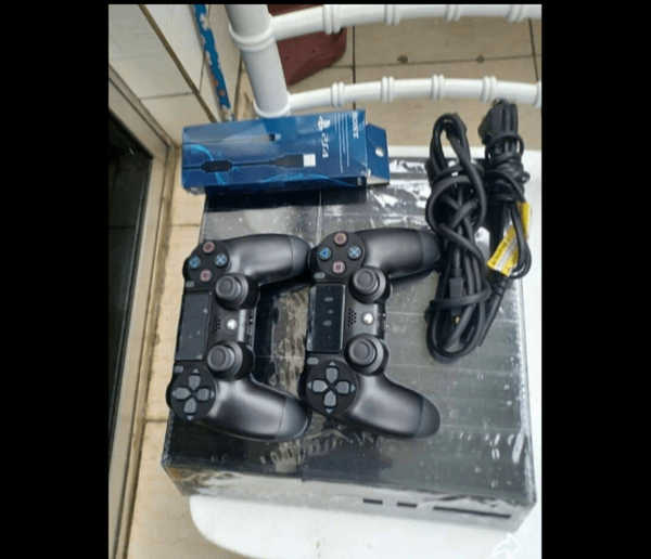 Bundle console PS4 et manettes