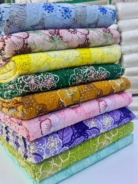 Tissu en dentelle floral coloré