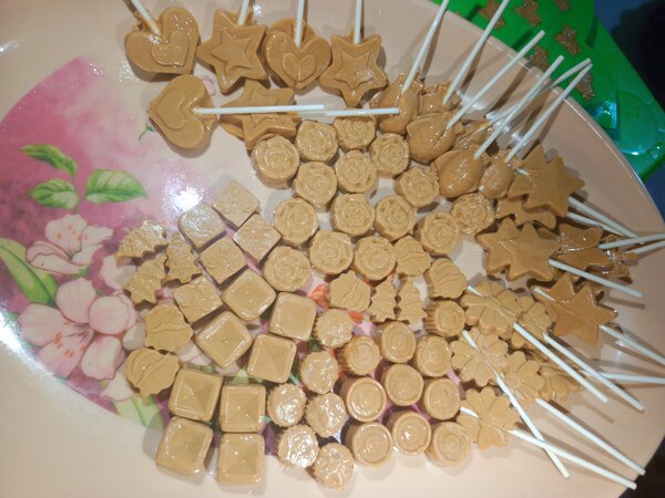 Sucettes artisanales au caramel