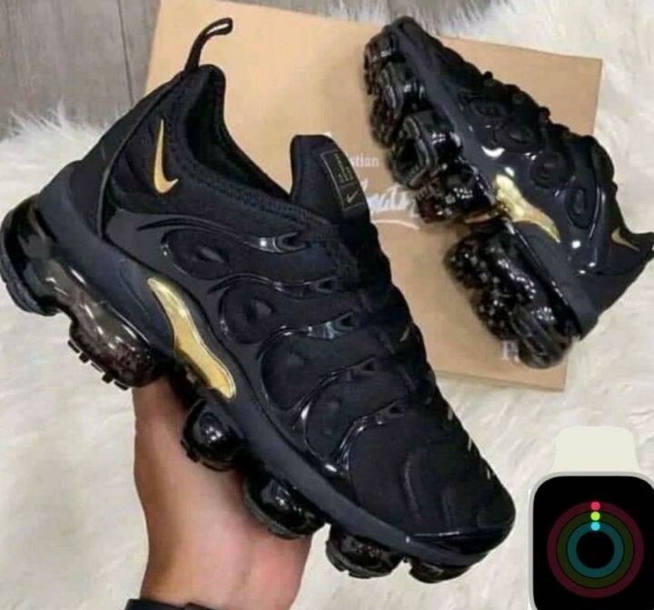 Baskets noires avec détails dorés