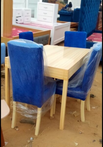 Table et chaises en bois