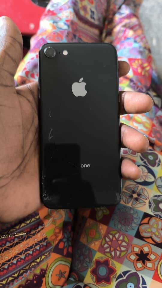 iPhone noir avec coque violette