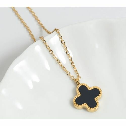 Collier pendentif trèfle doré élégant