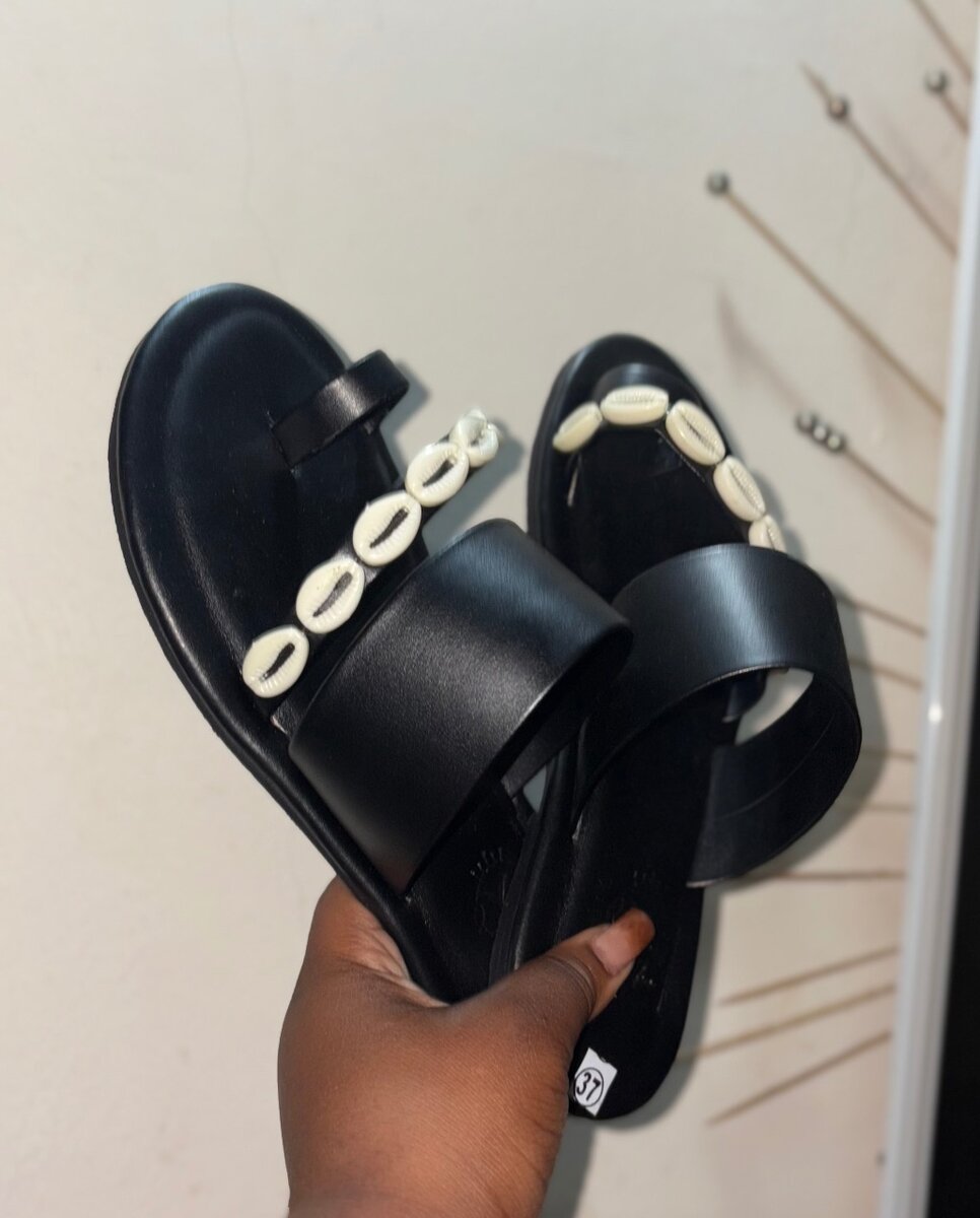 Sandales en cuir avec coquillages