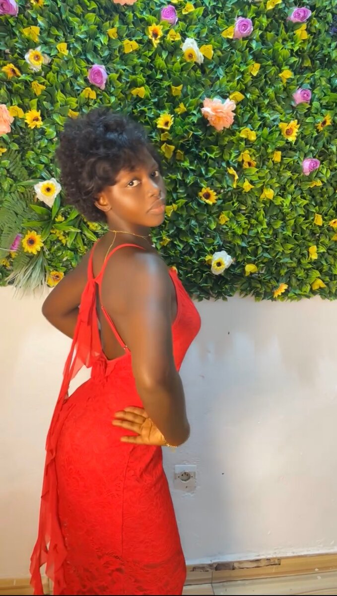 Robe rouge élégante en dentelle