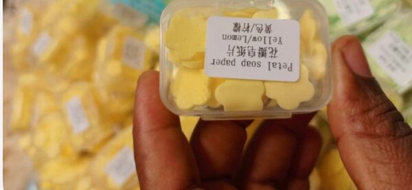 Papier savon pétales colorés