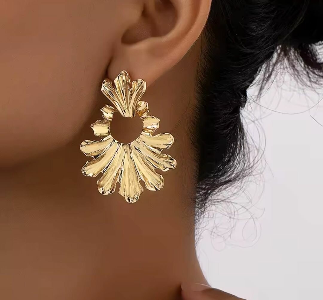 Boucles classiques dorées