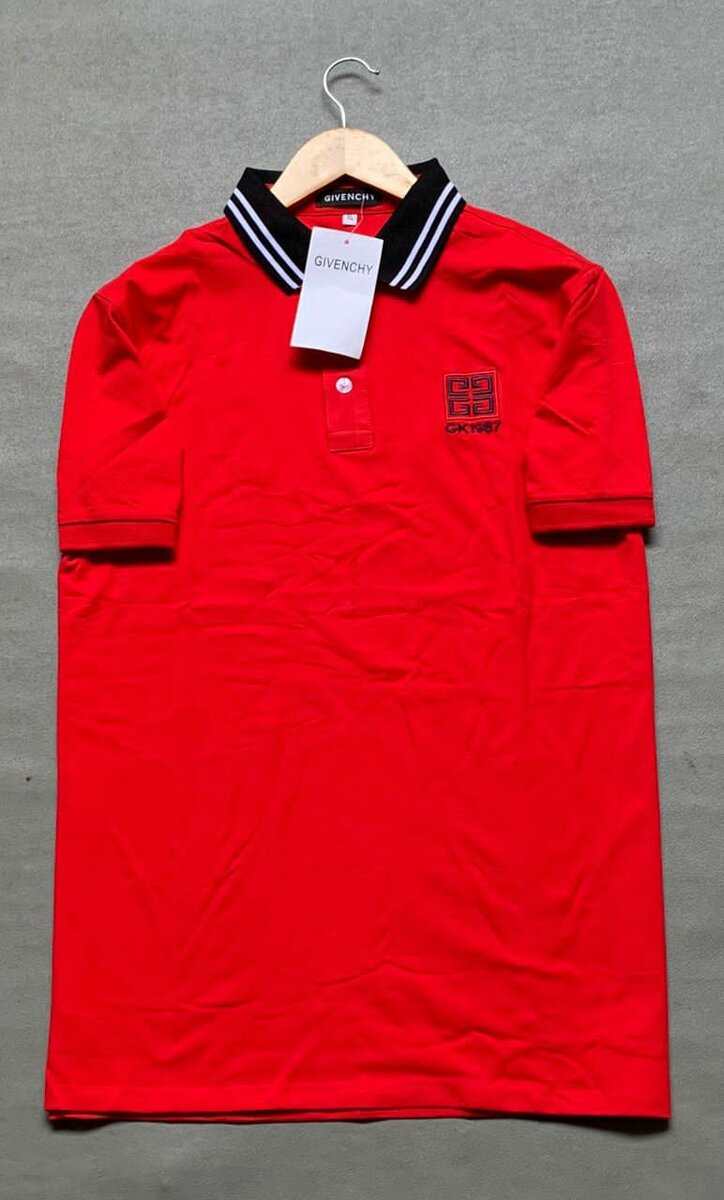 Polo rouge à col rayé