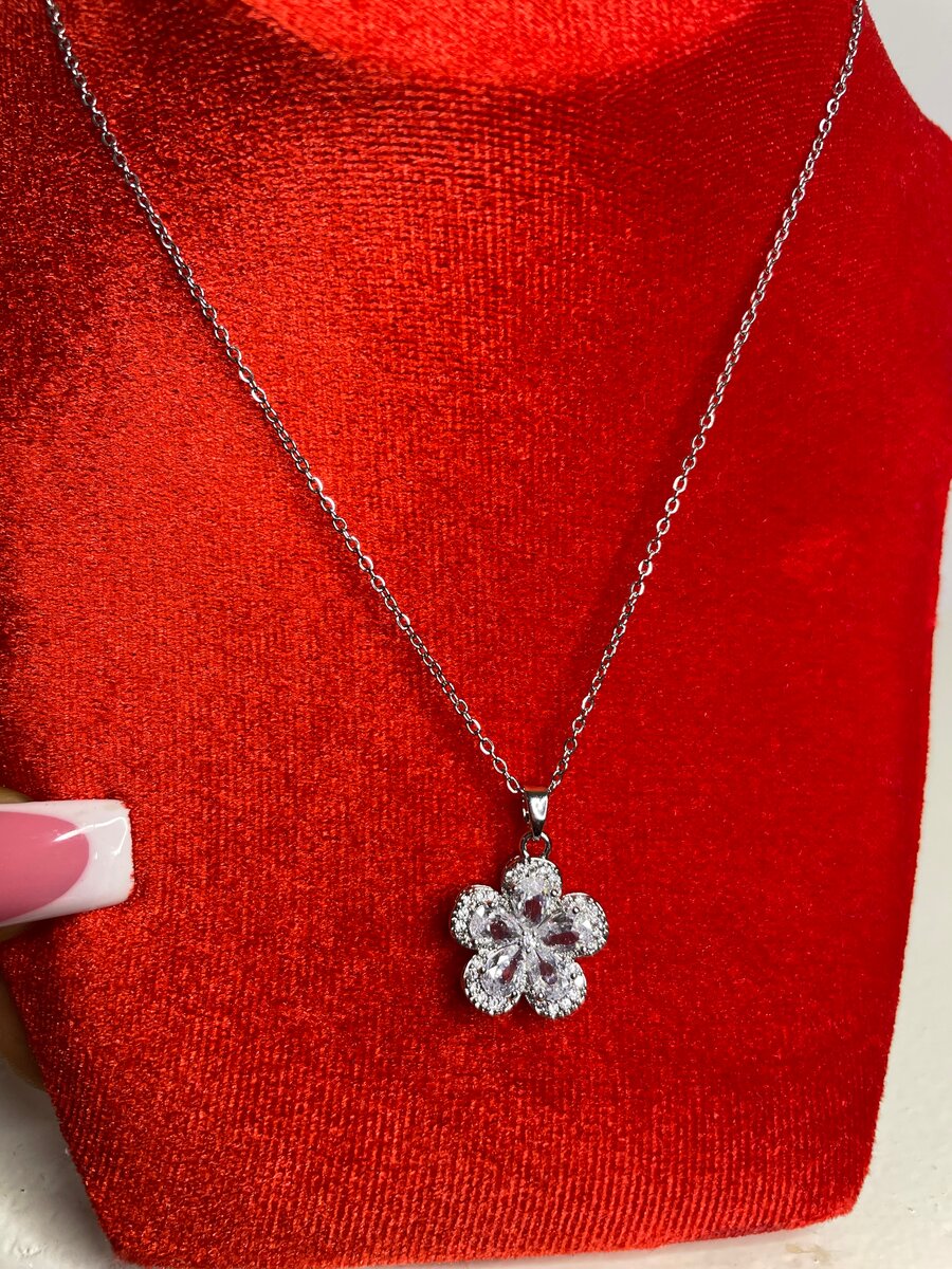 Colliers avec pendentifs floraux