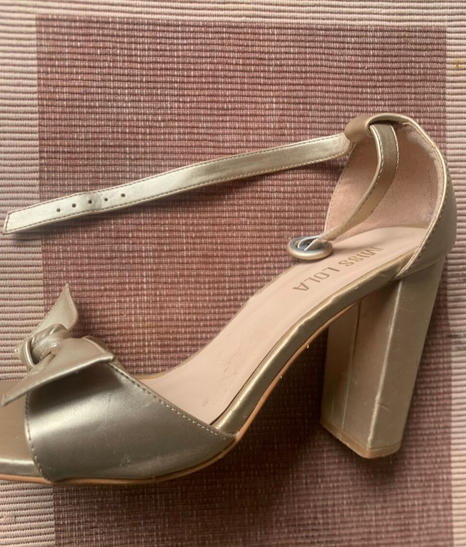 Sandales dorées à talons hauts