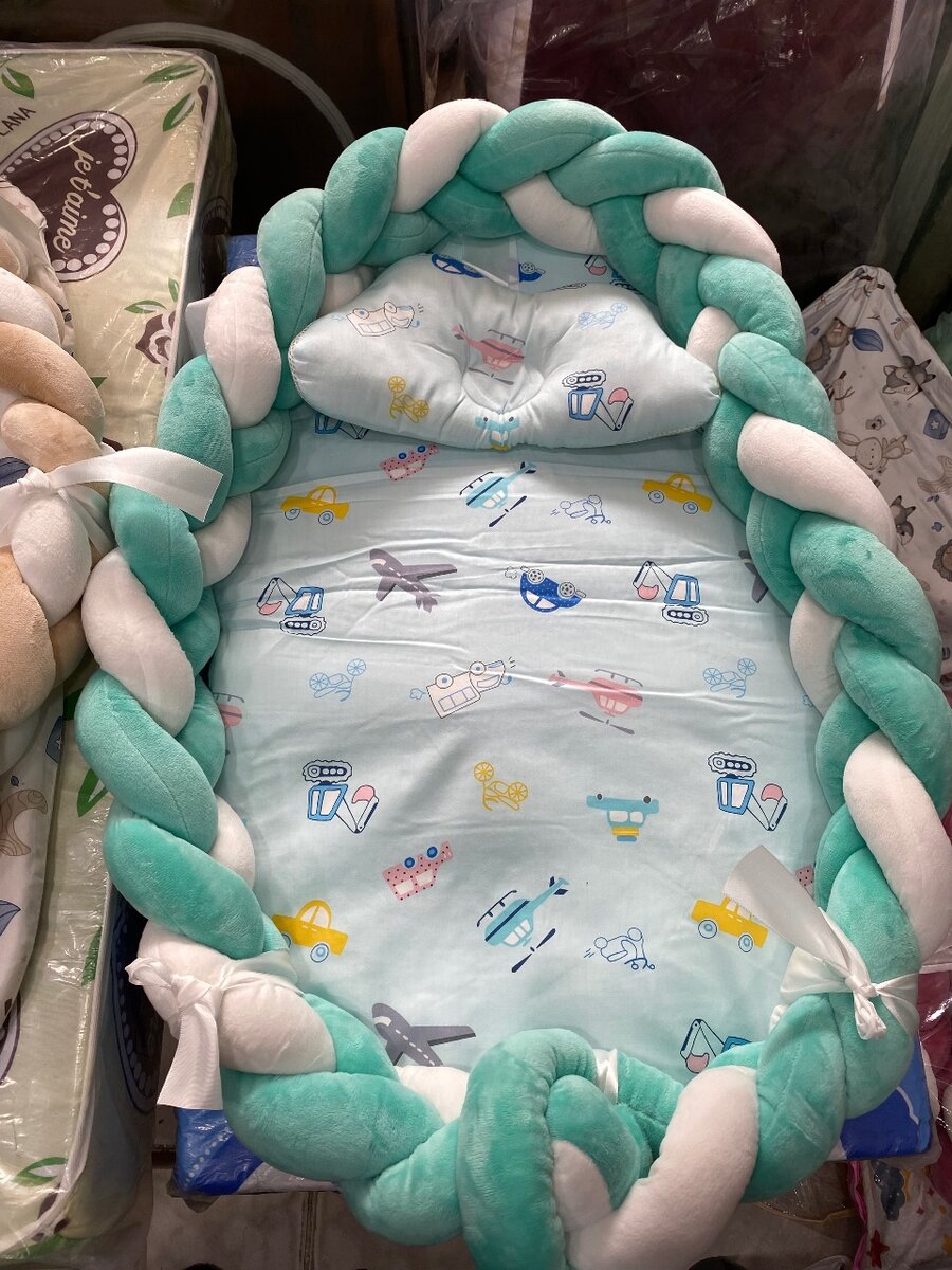 Lit de bébé avec matelas, oreiller plus contour