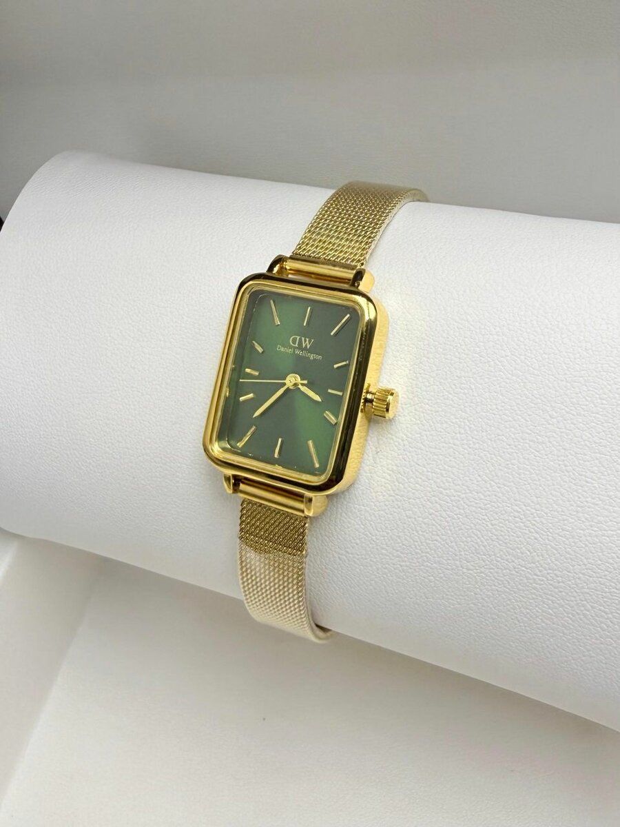 Montre élégante dorée femme