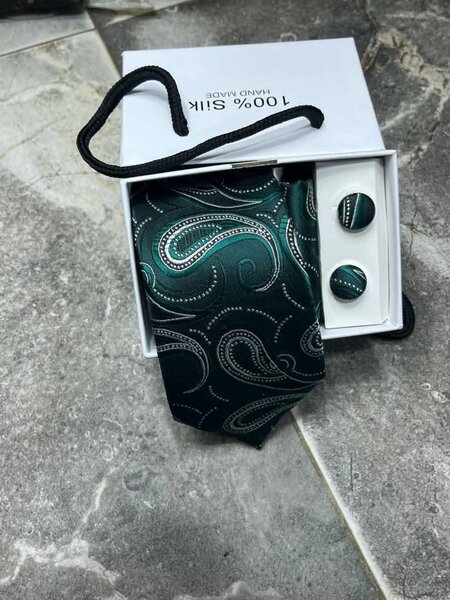 Cravate en soie avec boutons