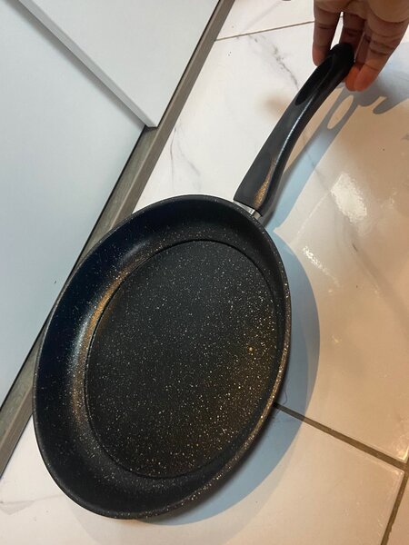 Non stick coated frying pan .