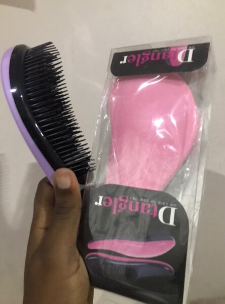 Detangling hair brush