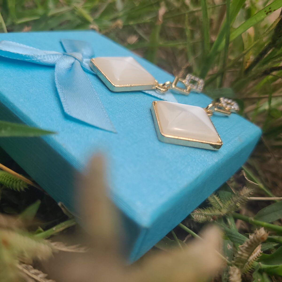 Dangling cream earrings