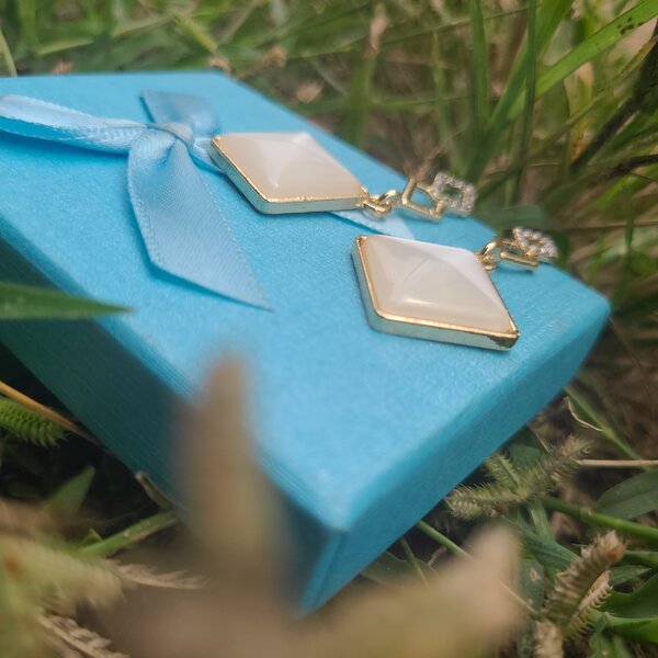 Dangling cream earrings