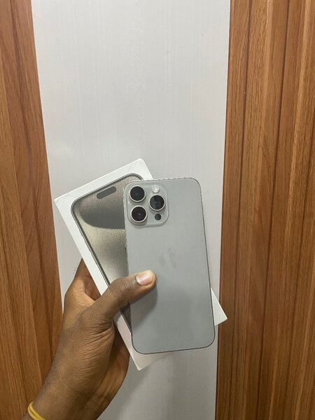 IPhone 15 Pro Max 256 giga 2 puce