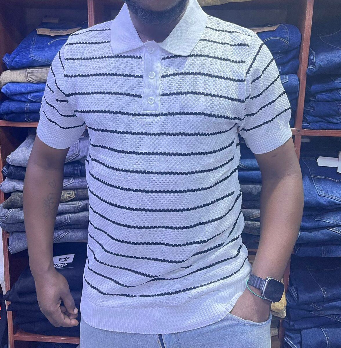 Polo en tricot rayé élégant