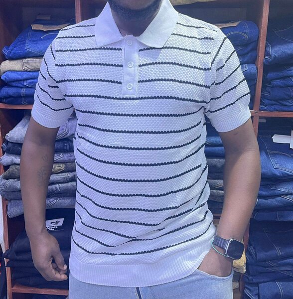 Polo en tricot rayé élégant