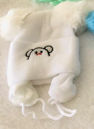 Hat with pompon for babies white