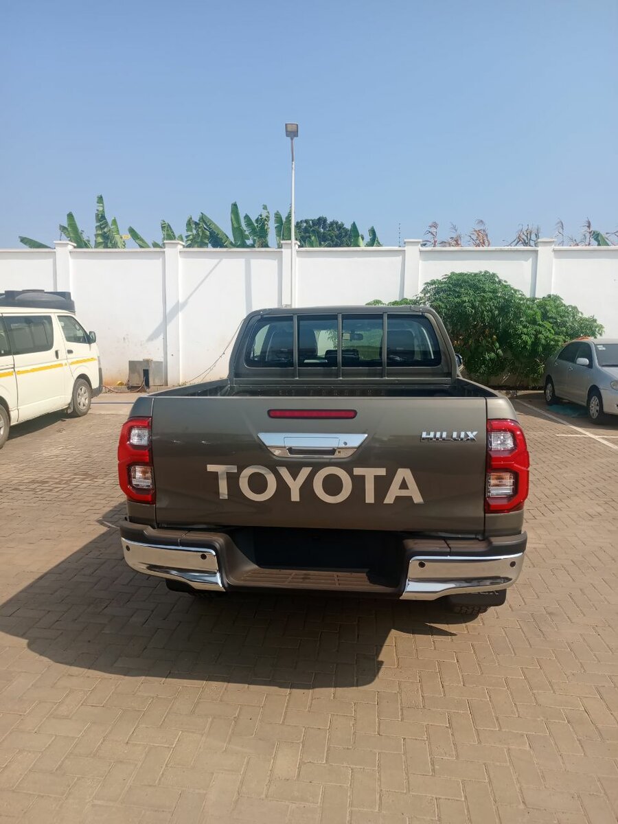TOYOTA HILUX-AT