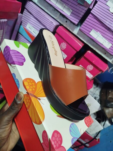 Sandales à talon compensé