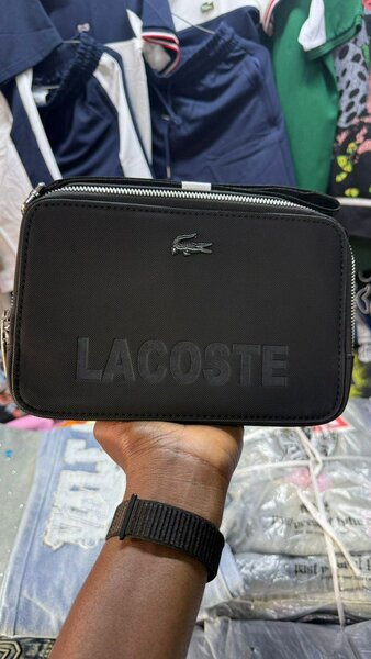 Sacoche Lacoste élégante