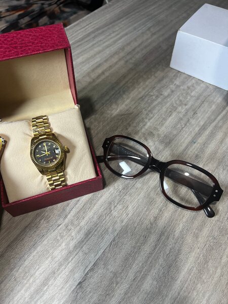 Montre en or et lunette