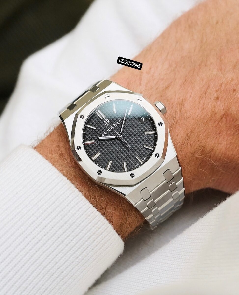 Elegant Silver Wristwatch
