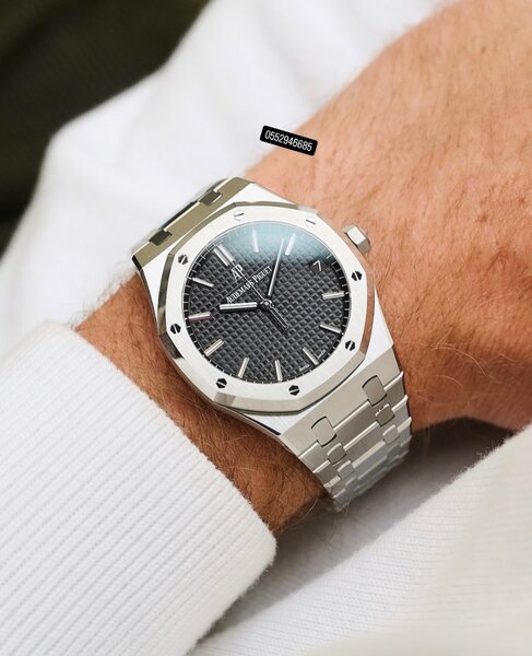 Elegant Silver Wristwatch