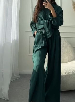 Двойка: брюки с рубашкой из очень тонкого льна. Ткань не притягивает жару, идеально подходит для лета. Брюки и рубашку можно носить как вместе, так и отдельно.