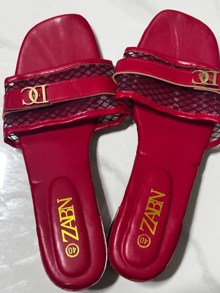 Sandales rouges élégantes