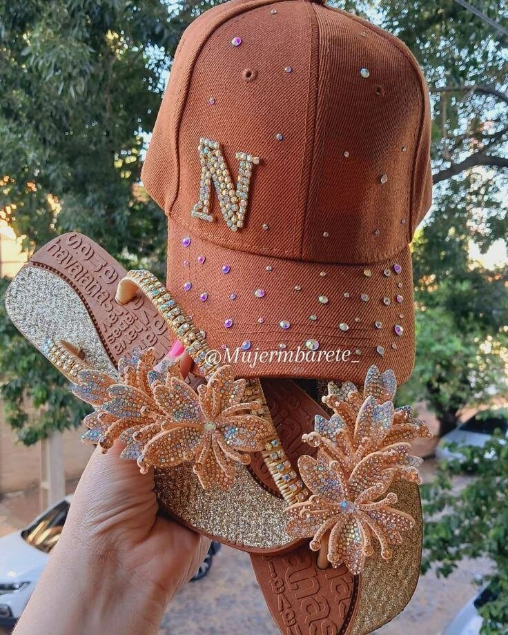 Casquette et sandales personnalisées